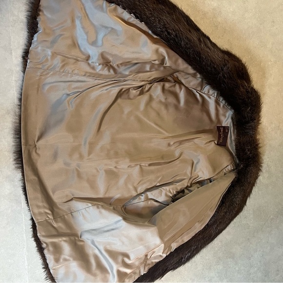 Beaver Fur Coat. SIZE Small to Medium or 6-8. Warm. Steen & Wright Furriers. - Picture 7 of 15